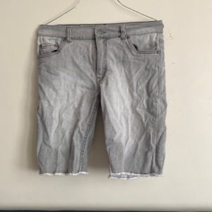 Gray Levi’s Slim Jean Shorts